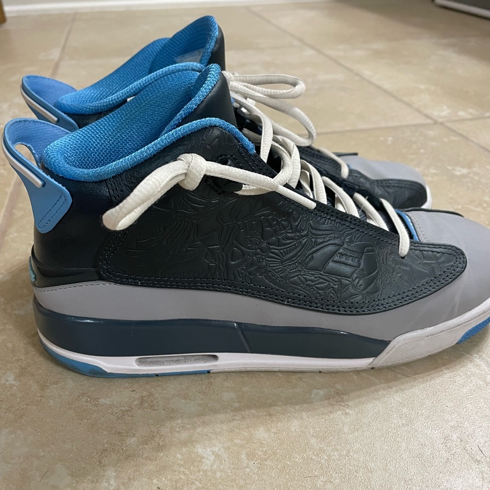 Youth Jordan’s. Very gently used condition. No box. Size 6.5Y